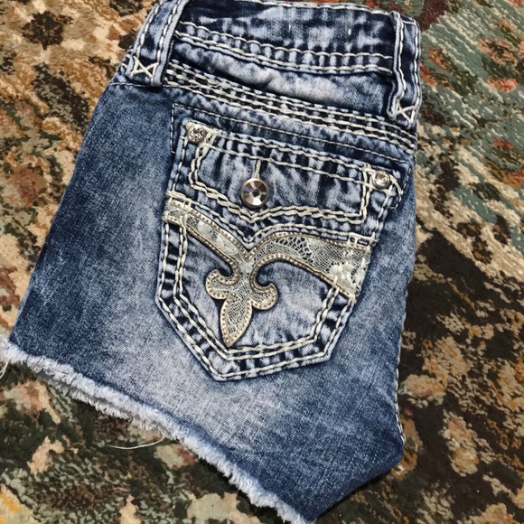 ❌SOLD❌Rock Revival Octavia Shorts size 26.. - Picture 6 of 8